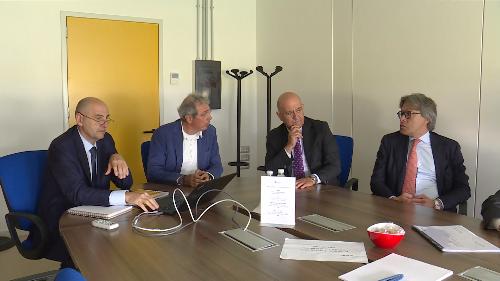 L'assessore regionale alle Attività produttive, Sergio Emidio Bini, durante l'incontro con i vertici di Friuli Innovazione, tra cui il presidente e il direttore, Germano Scarpa e Fabio Feruglio.